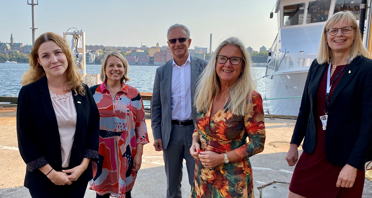 Gruppbild av Suzanne Green, Jenni Ranhagen, Torbjörn Wedebrand, Berit Blomqvist och Katarina Norén. Alla ser in i kameran och ler. De står utomhus framför en båt.