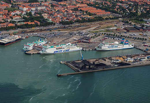 Foto från ovan med hamn och fartyg.