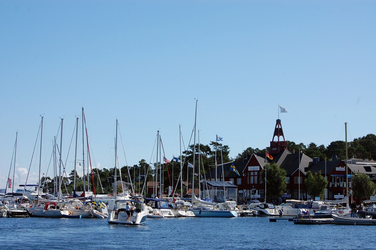 Hamnen i Sandhamn i fint väder med mycket fritidsbåtar i hamnen