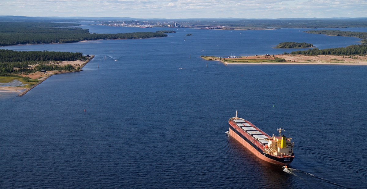 Fartyg med containerlast vatten öar himmel