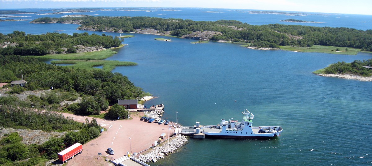 Passagerarbåt i skärgårdsmiljö