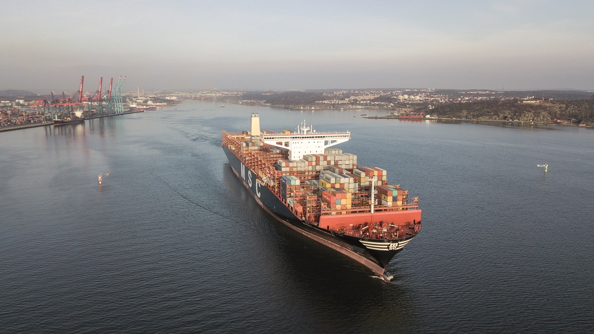 Msc Viviana har lastat i Skandiahamnen på färd ut i världen. Foto: Göteborgs Hamn Msc Viviana på väg ut ur Skandiahamnen i ett väder som är lite disigt.