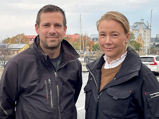 En man och en kvinna i blå jackor. En man och en kvinna i blå jackor.