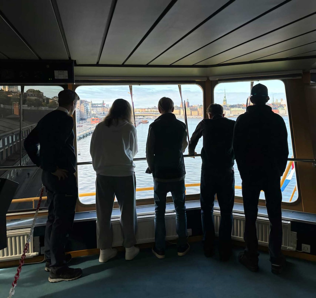 Skolbesök på bryggan på Atle Barn som tittar ut från bryggan på Atle