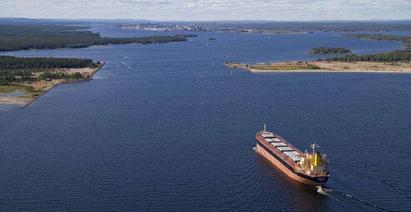 Fartyg på väg mot Luleå hamn