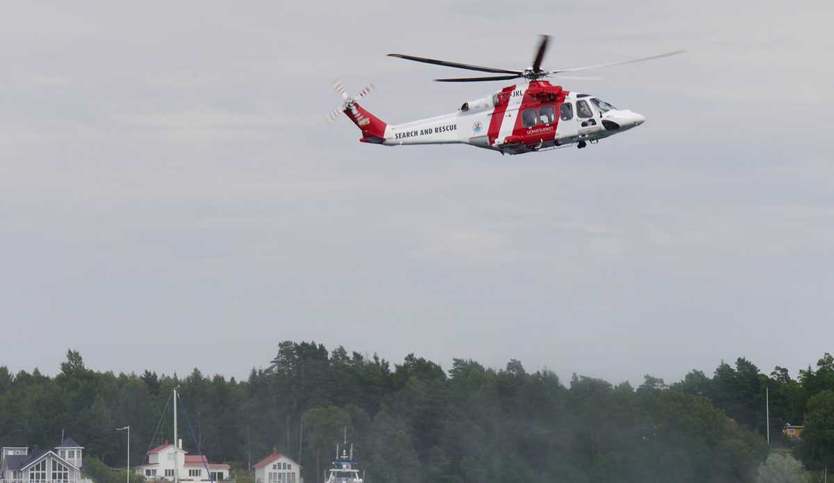 Räddningshelikopter i luften 