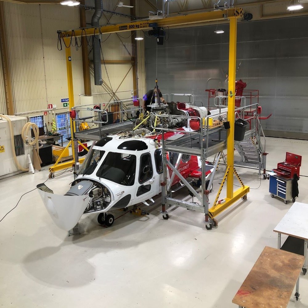 Helikopter i en hangar.