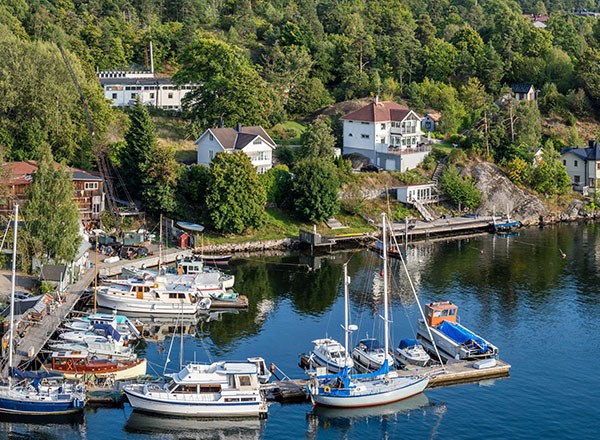 Flygbild över hamn med kaj