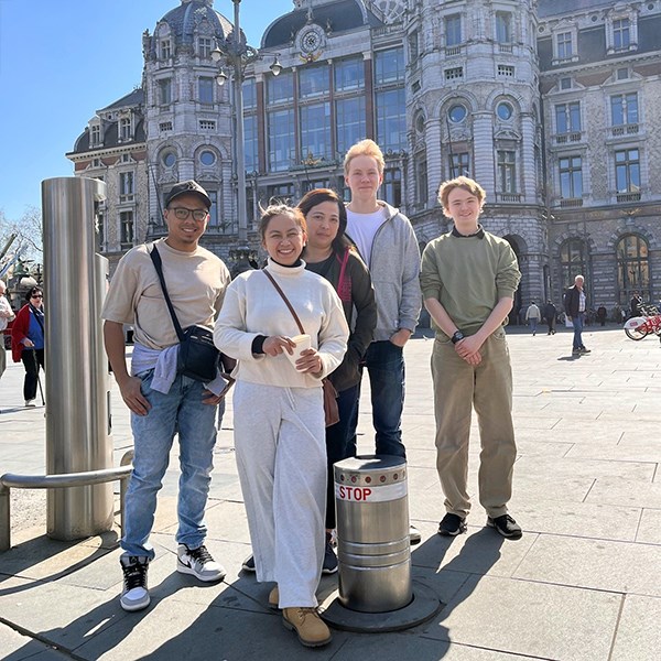 Fem sjömän på sightseeing i Antwerpen