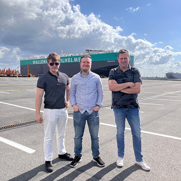 Tre sjömän i sina vardagskläder, redo för utflykt till Brügge