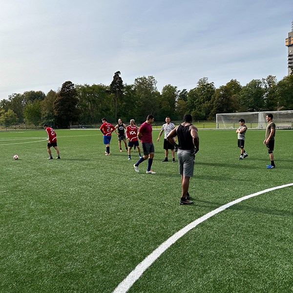 Del av en besättning spelar fotboll