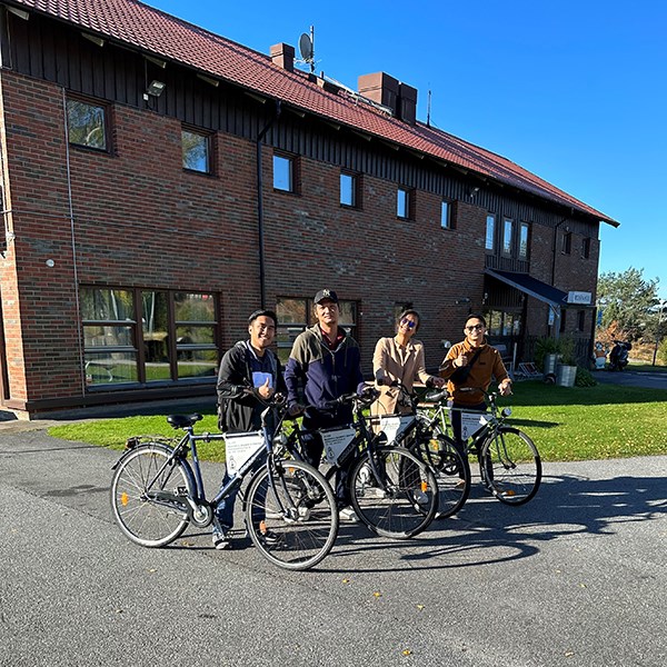 Fyra personer med lånecyklar poserar utanför Rosenhill