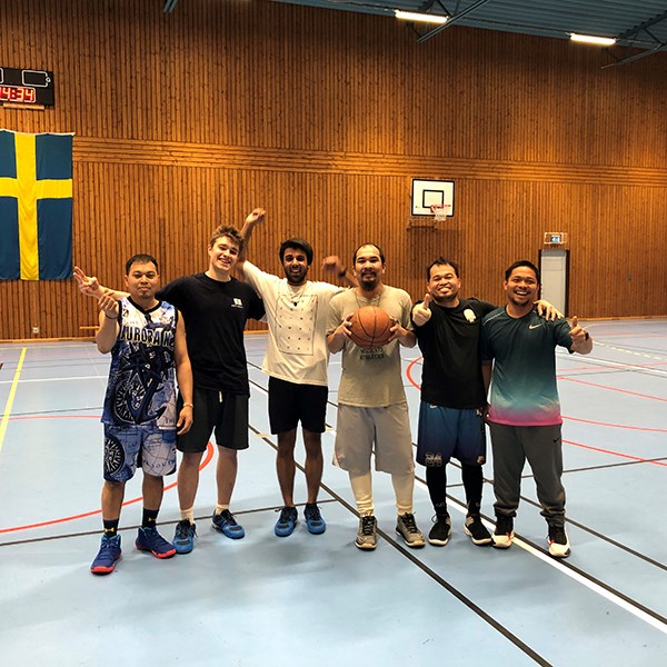 Del av en fartygsbesättning i sporthallen, med en basketboll