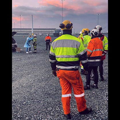 "Morning routine” av  Laura Pytytövaara En grupp sjömän står i kö för att testas för Covid-19.