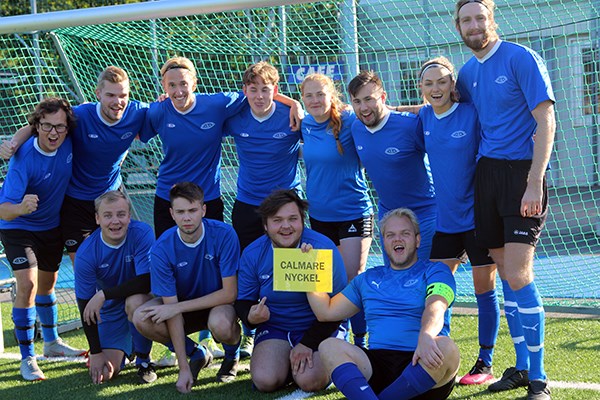 Fotbollsspelare står uppställda.