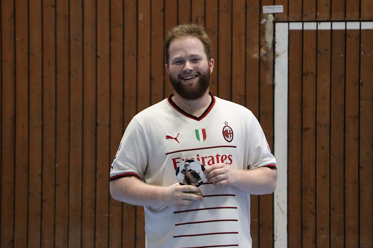 En person poserar för kameran med sitt pris