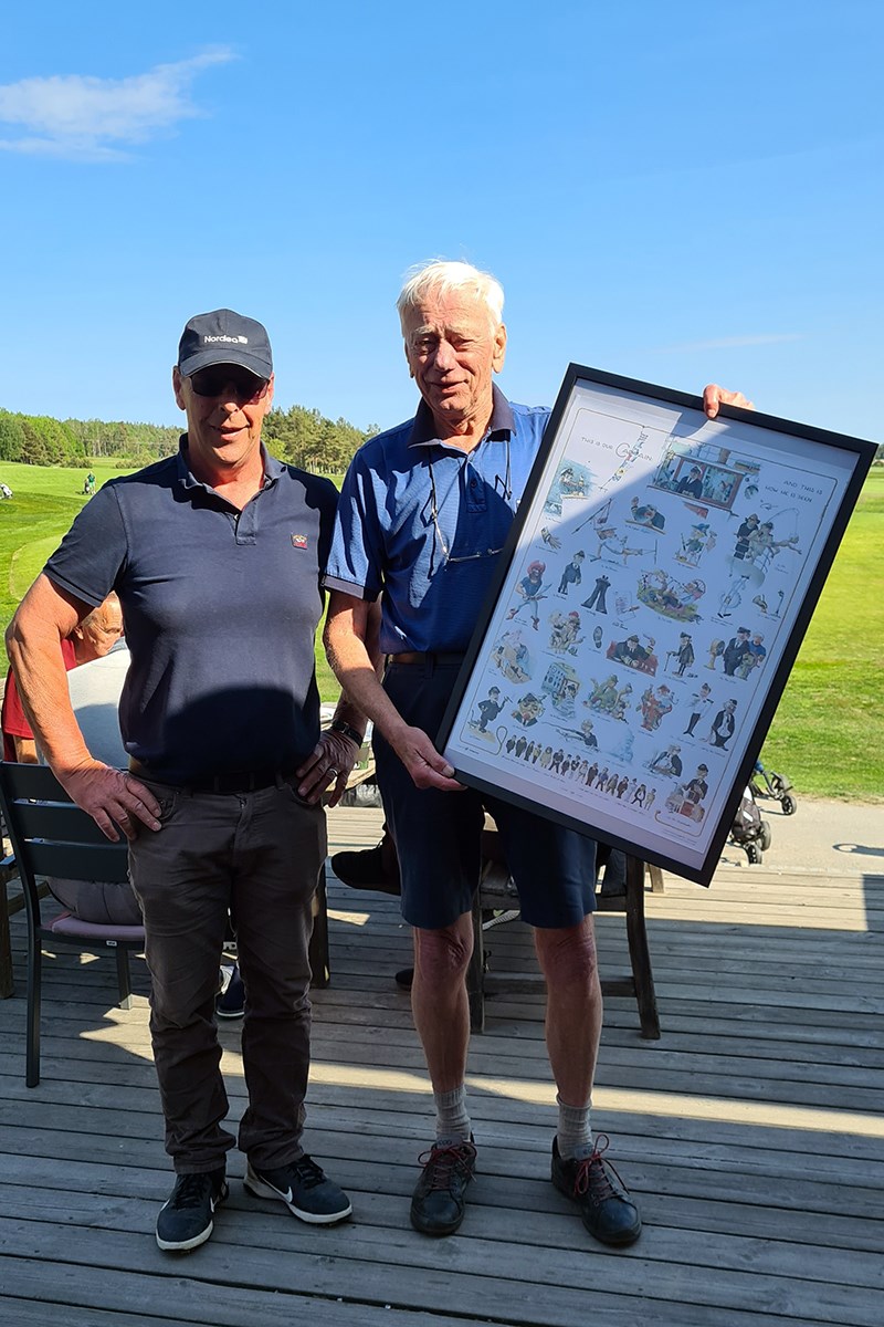 Trogen golfspelare tar emot ett hederspris