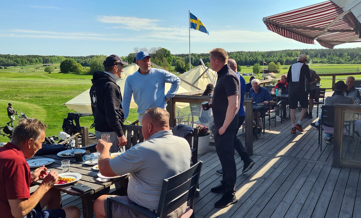 Tre spelare står och pratar efter att tävlingen avslutats.