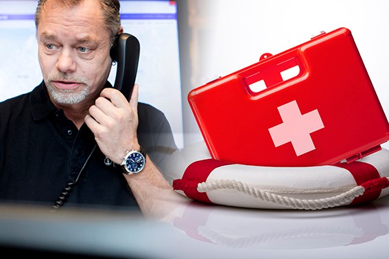 Räddninsledare som pratar i radio bredvid en livboj och en sjukvårdsväska